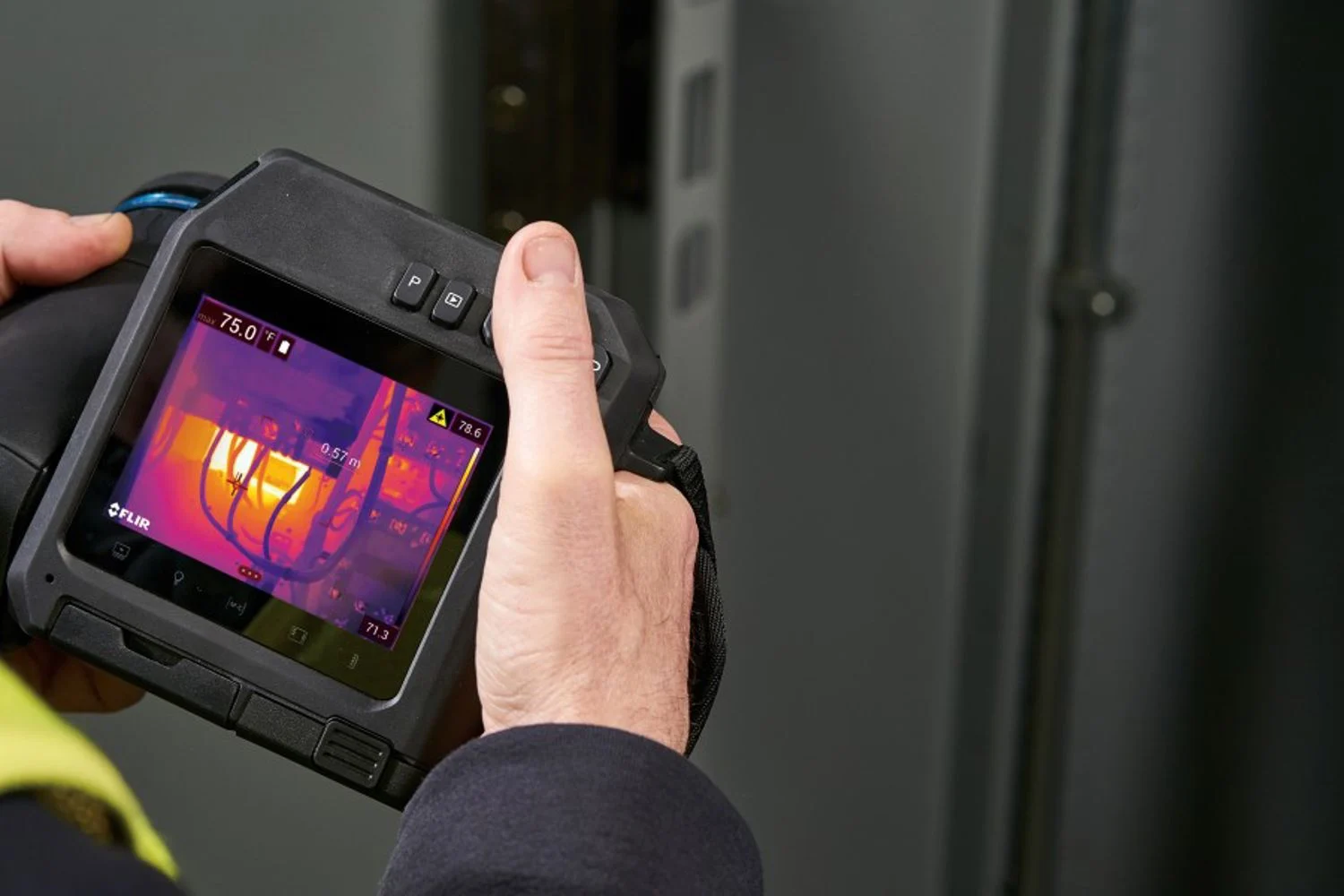 Câmera termográfica FLIR durante inspeção elétrica