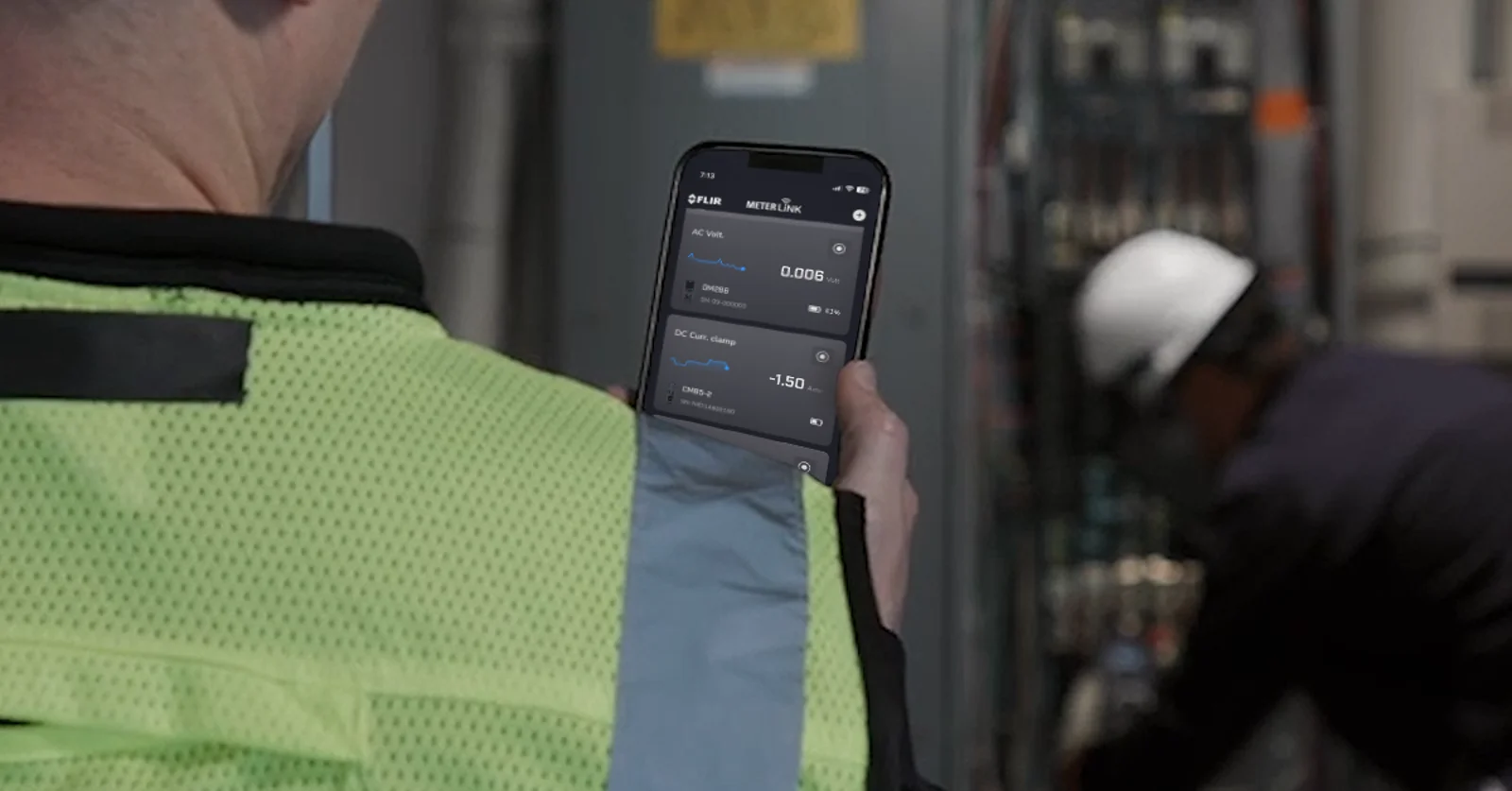 Instrumentos FLIR e aplicativo METERLiNK em smartphone