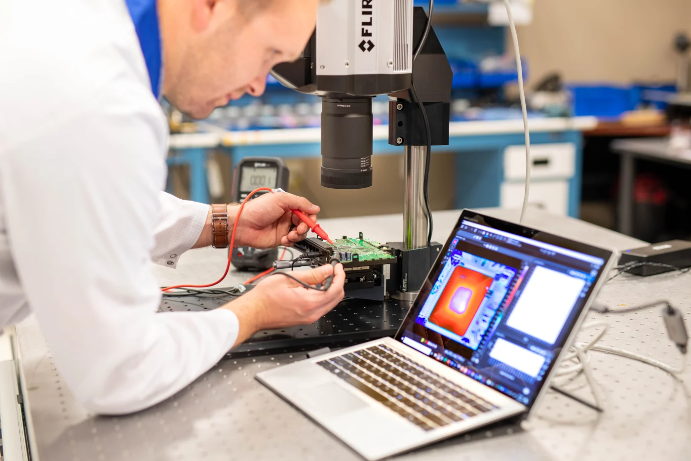 Pesquisador acompanha ensaio de uma placa eletrônica com câmera FLIR em laboratório