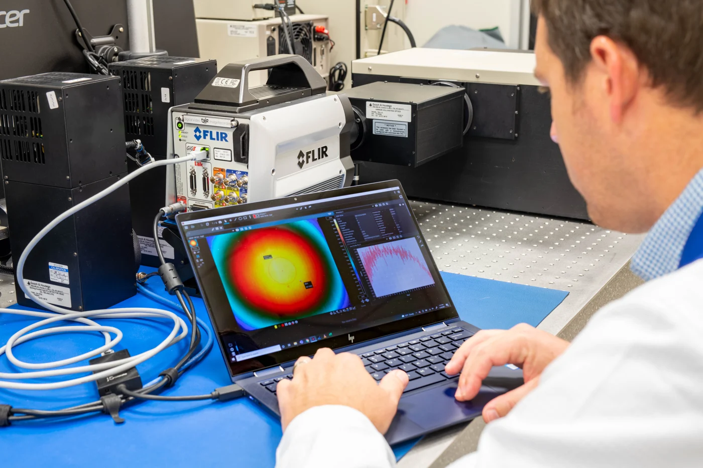 Pesquisador acompanha aquisição térmica e análise em computador em material oficial FLIR